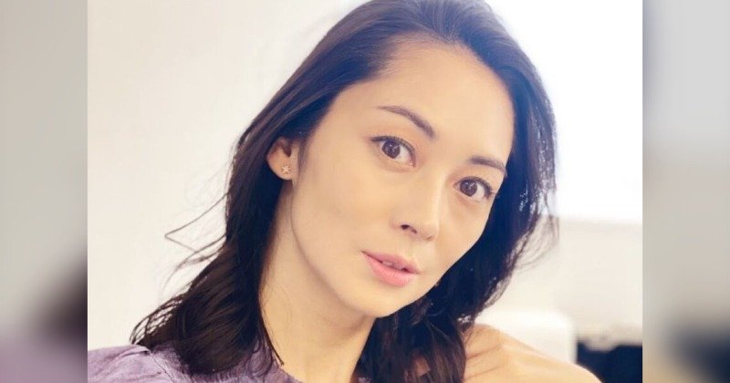 伊東美咲が49歳とか聞いてないんだけど、この透明感どうなってんのwww