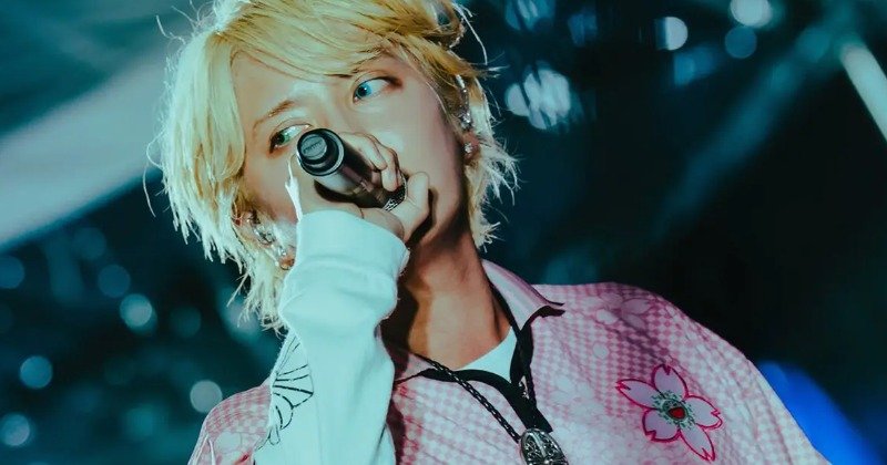 手越祐也が右肩にタトゥー入れた理由、ファンネーム『HONEYYY』だったんかい、マジで?ww